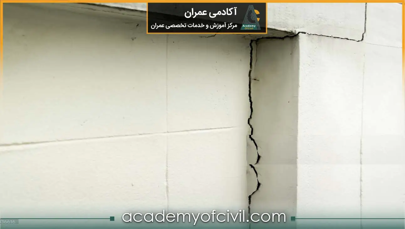 ترک عمودی در ساختمان